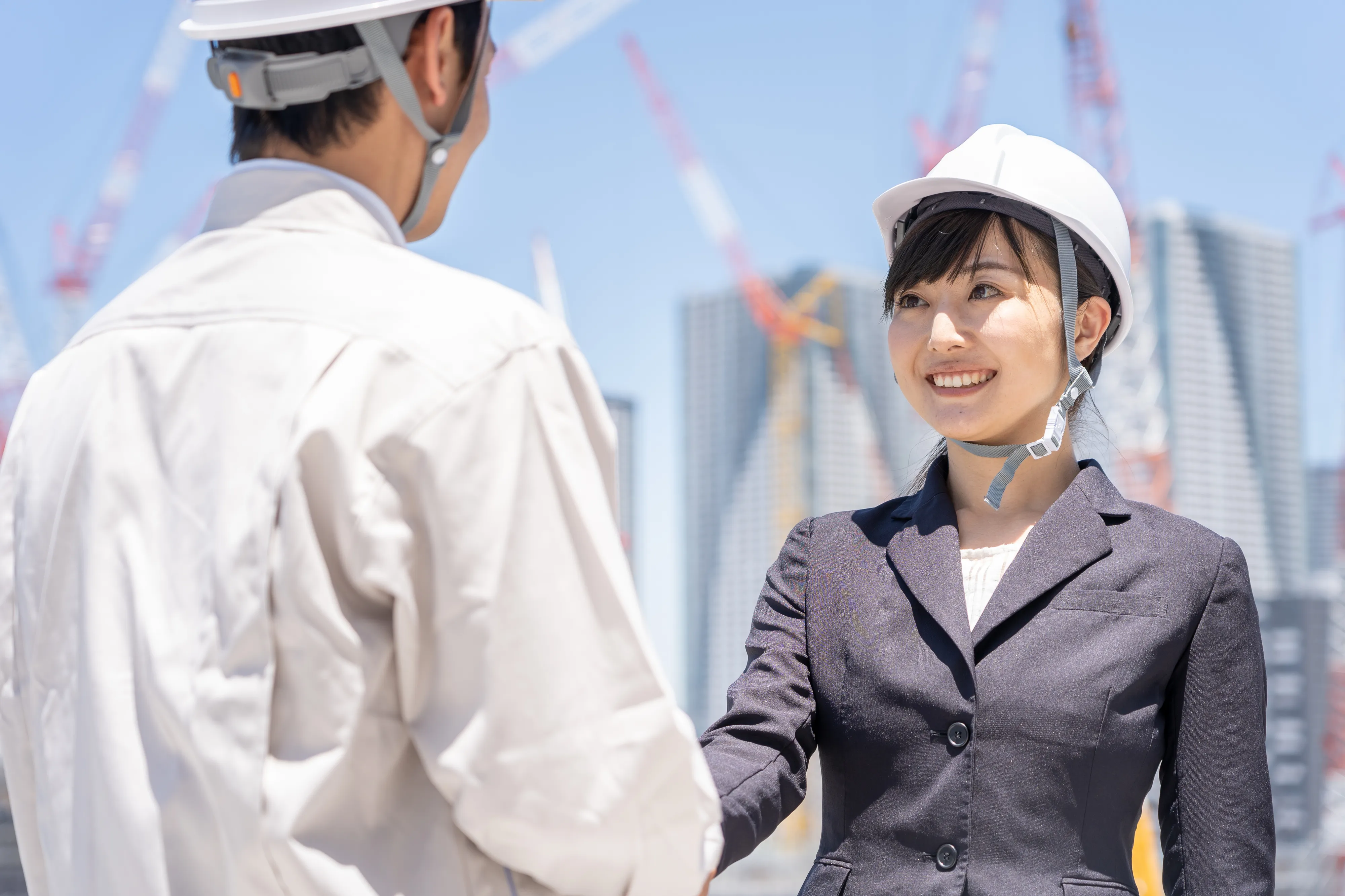 ヘルメットを被った女性と男性